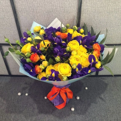 Роскошный букет из синих ирисов и кустовых роз с зеленью – гармония контрастов Чаплыгин Липецкая область