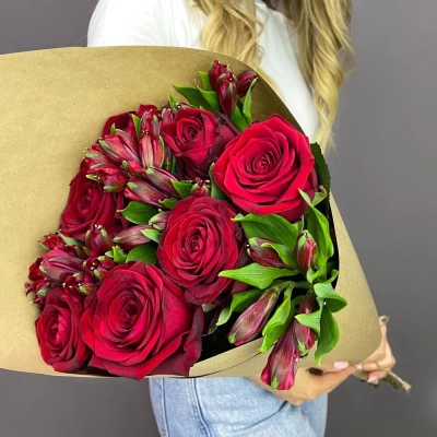 Букет «Страсть» – гармония красных роз и нежных альстромерий Чаплыгин Липецкая область