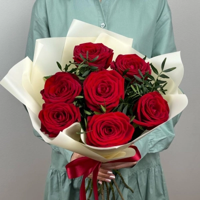 Букет «Гранатовый» из красных роз в роскошной упаковке Чаплыгин Липецкая область