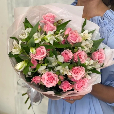 Букет «Розовый фламинго» – нежность розовых кустовых роз и белых альстромерий Чаплыгин Липецкая область