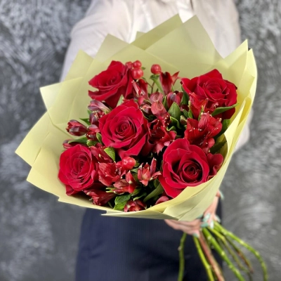 Букет «Бордо» – сочетание красных эквадорских роз и благородных альстромерий Чаплыгин Липецкая область