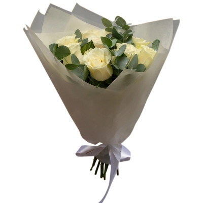 Элегантный букет из 9 белых роз с эвкалиптом – воплощение совершенства Чаплыгин Липецкая область