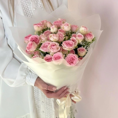 Букет «Нежный аромат» – пышные розовые кустовые розы в элегантной упаковке Чаплыгин Липецкая область