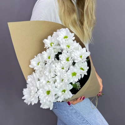 Букет из 5 белых хризантем в крафте – лаконичная элегантность Чаплыгин Липецкая область