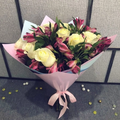 Нежный букет из белых роз и розовых альстромерий – гармония чистоты и нежности Чаплыгин Липецкая область