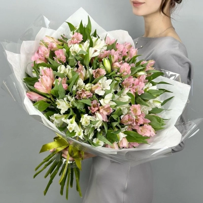 Букет «Гармония» – нежное сочетание белых и розовых альстромерий Чаплыгин Липецкая область