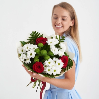 Букет «Настроение» – гармония красных эквадорских роз и нежных хризантем Чаплыгин Липецкая область