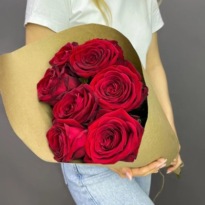 Букет из 7 красных роз в крафте – страсть в стильной упаковке Чаплыгин Липецкая область