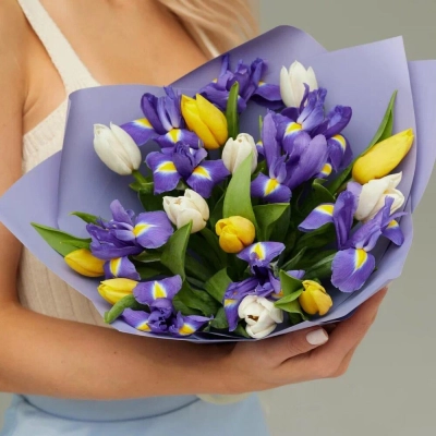 Букет из ирисов и тюльпанов «Весна» Чаплыгин Липецкая область