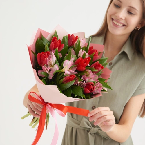Букет «Первый поцелуй» красных тюльпанов и розовых альстромерий Чаплыгин Липецкая область