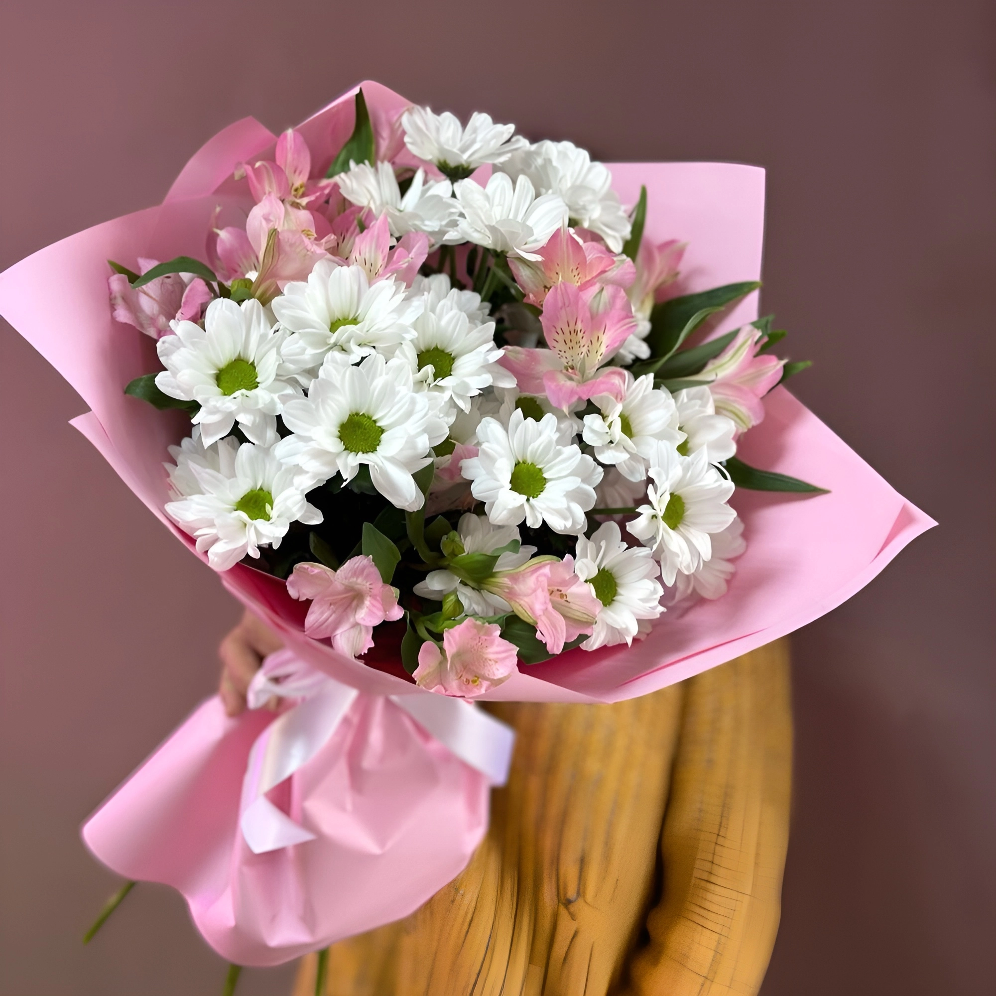 Букет «Поцелуй бабочки» нежность белых хризантем и розовых альстромерий Чаплыгин Липецкая область