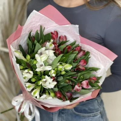 Букет «Люблю»– страсть и чистота в красно-белых альстромериях Чаплыгин Липецкая область