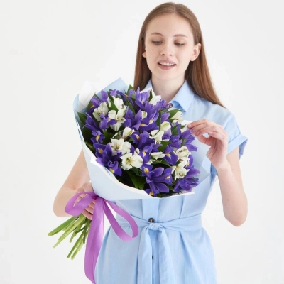 Букет «Вечернее дыхание»  – загадочная гармония синих ирисов и белых альстромерий Чаплыгин Липецкая область