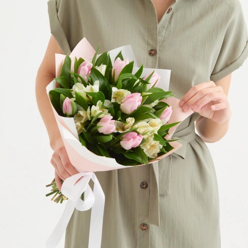 Букет «Первое свидание» розовых тюльпанов и белых альстромерий Чаплыгин Липецкая область
