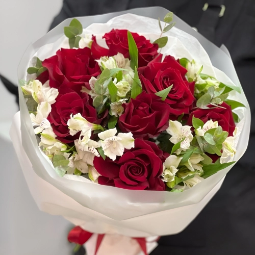 Букет «Любимой» – 7 эквадорских роз и белых альстромерий Чаплыгин Липецкая область