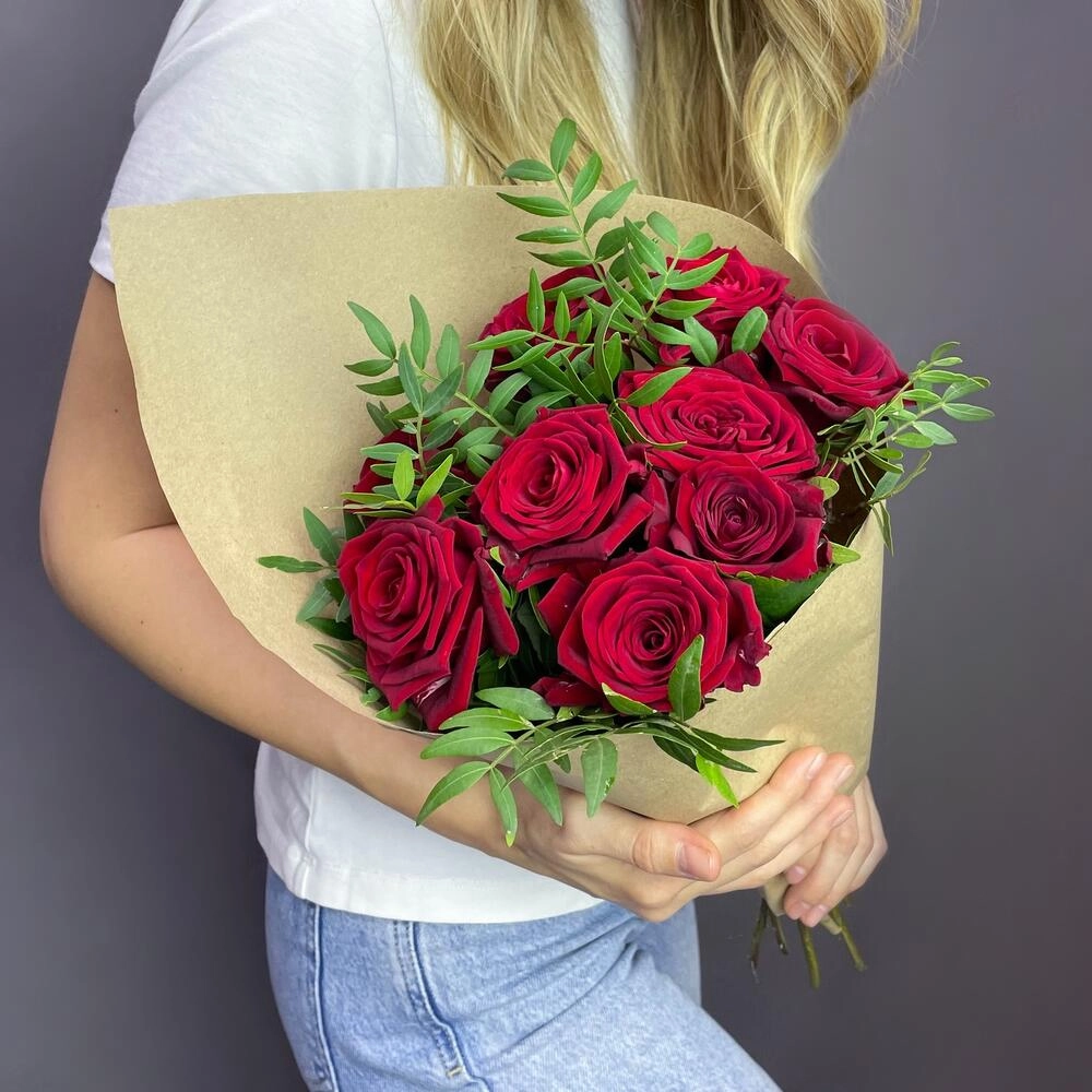 Букет из 9 красных роз с фисташкой – гармония страсти и свежести Чаплыгин Липецкая область