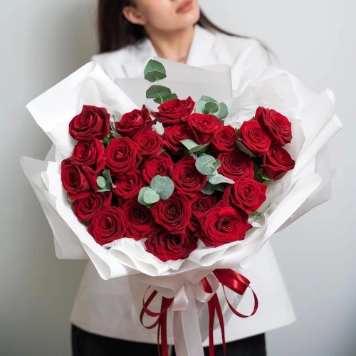 Роскошный букет из 25 красных роз с эвкалиптом – королевский подарок  Чаплыгин Липецкая область