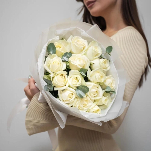 Букет из 15 белых роз с эвкалиптом – чистота и изысканность Чаплыгин Липецкая область