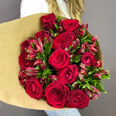 Букет «Стрелиция» – гармония из красных роз и белых альстромерий  Чаплыгин Липецкая область