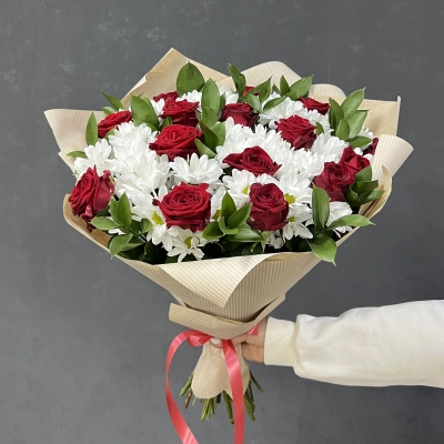 Букет «Романтика» — гармония красных роз и белоснежных хризантем Чаплыгин Липецкая область