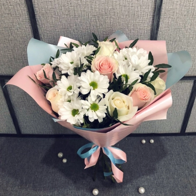 Букет из свежих роз и белых хризантем – гармония нежности и чистоты Чаплыгин Липецкая область