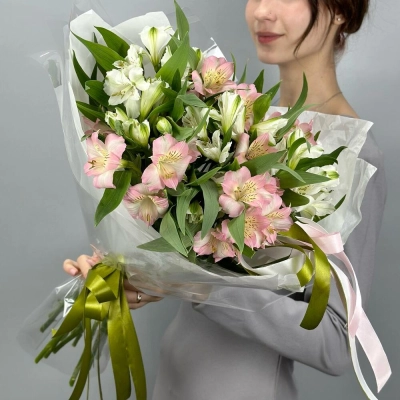 Букет «Нежность» – трогательное сочетание белых и розовых альстромерий Чаплыгин Липецкая область