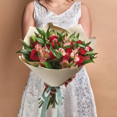 Букет «Нежность слов» — гармония красных роз и нежных альстромерий Чаплыгин Липецкая область