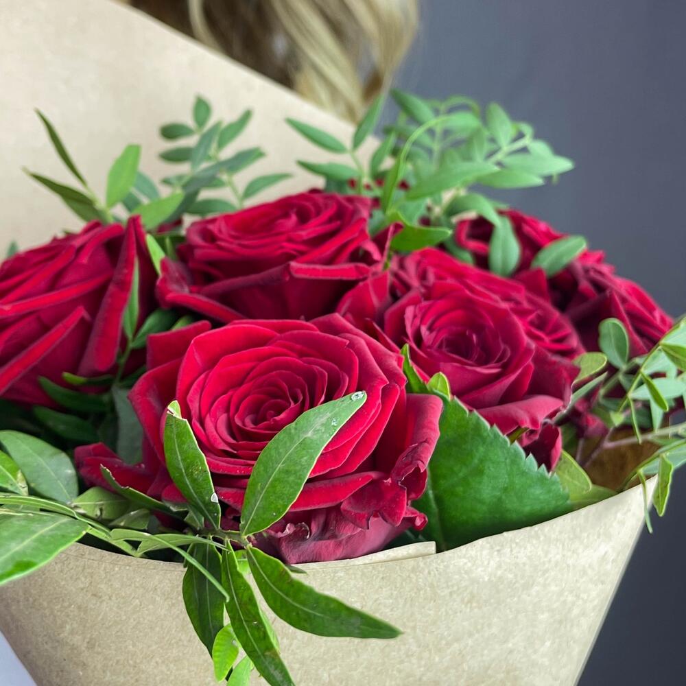 Букет из 9 красных роз с фисташкой – гармония страсти и свежести Чаплыгин Липецкая область