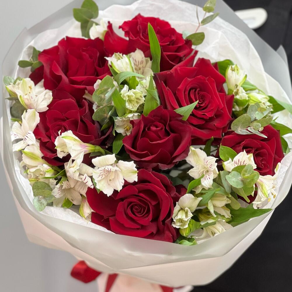 Букет «Любимой» – 7 эквадорских роз и белых альстромерий Чаплыгин Липецкая область