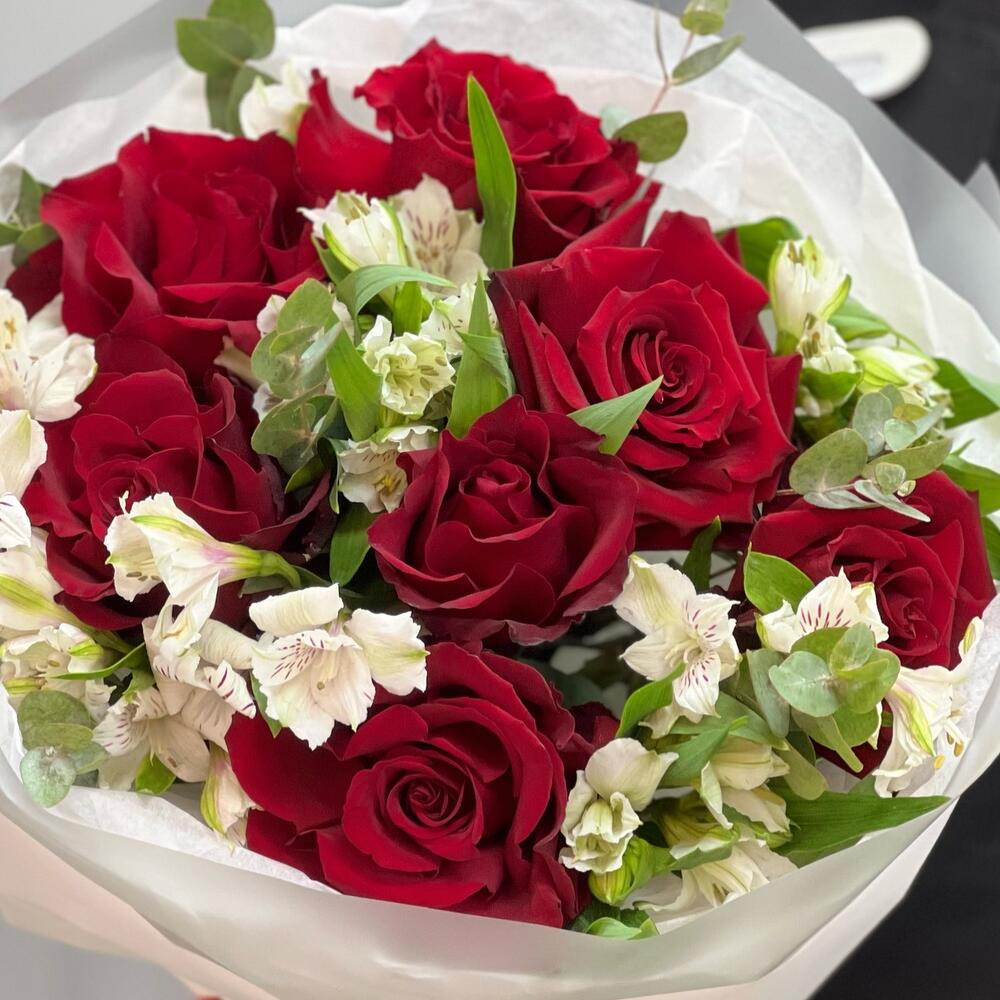 Букет «Любимой» – 7 эквадорских роз и белых альстромерий Чаплыгин Липецкая область