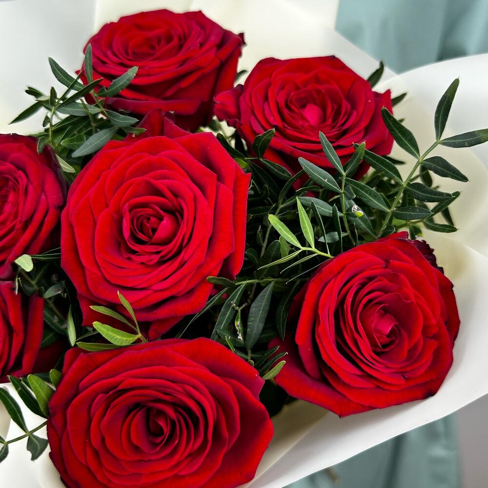 Букет «Гранатовый» из красных роз в роскошной упаковке Чаплыгин Липецкая область