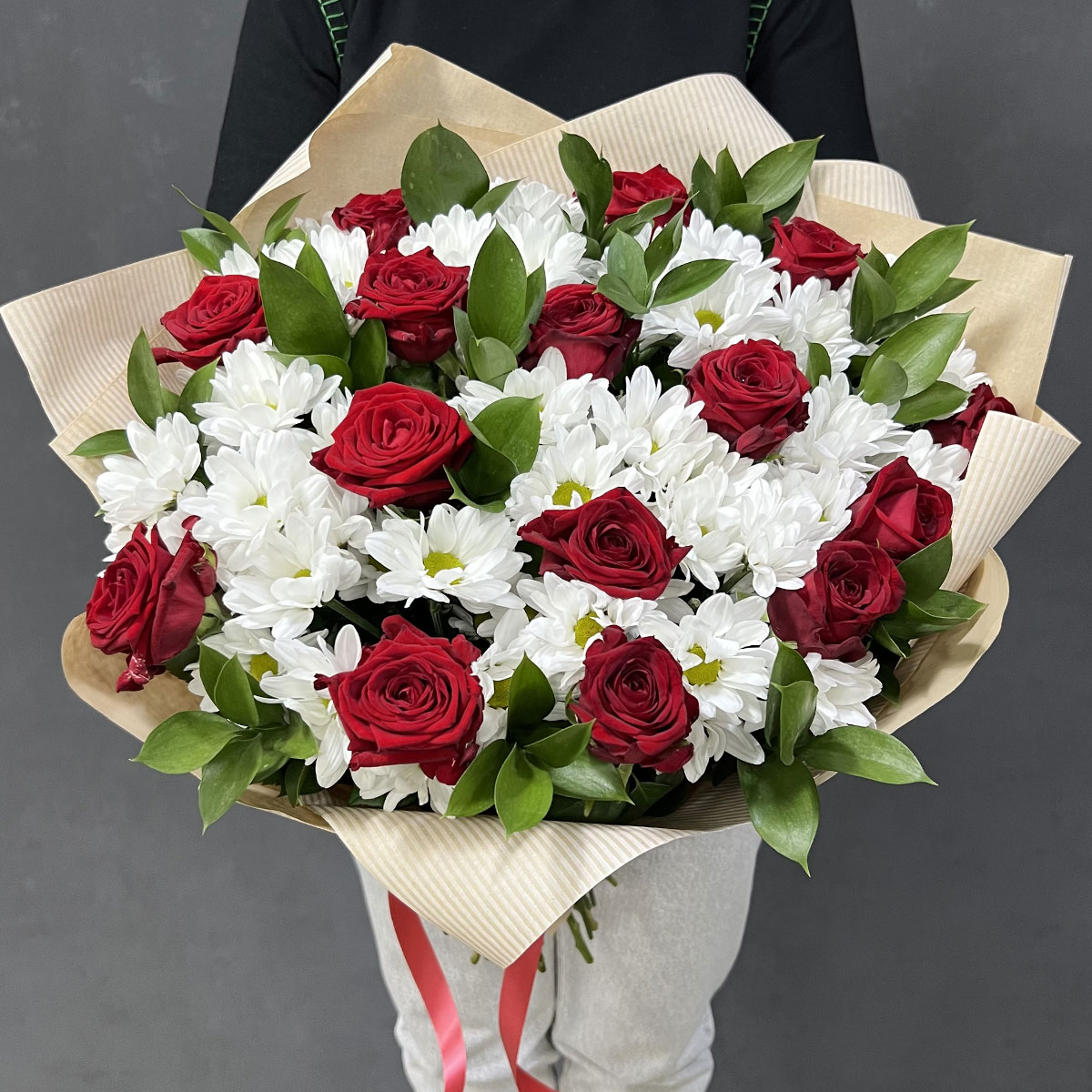 Букет «Романтика» — гармония красных роз и белоснежных хризантем Чаплыгин Липецкая область