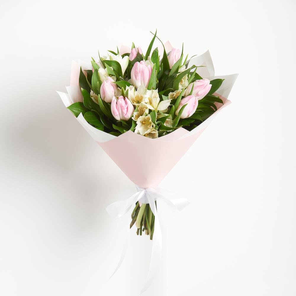 Букет «Первое свидание» розовых тюльпанов и белых альстромерий Чаплыгин Липецкая область
