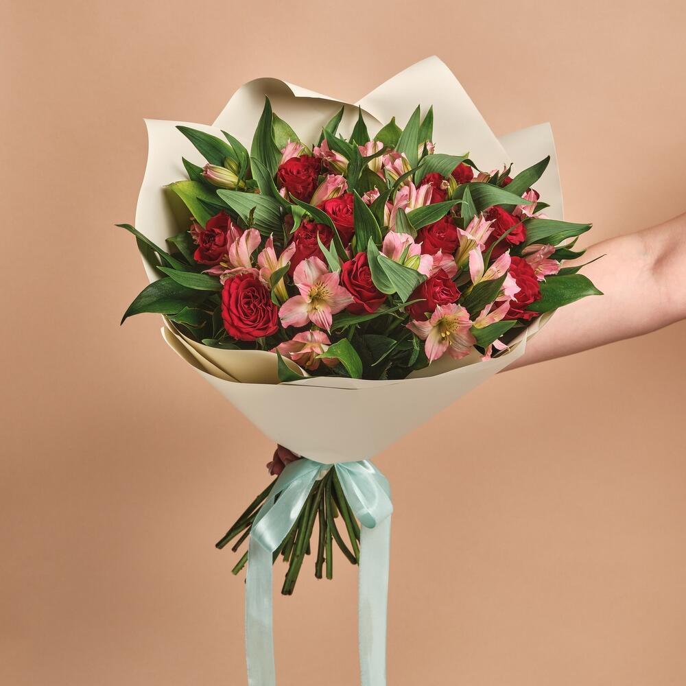 Букет «Нежность слов» — гармония красных роз и нежных альстромерий Чаплыгин Липецкая область