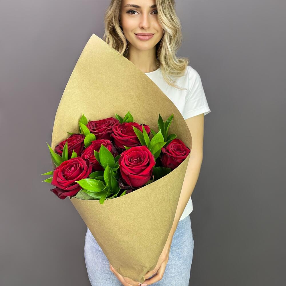 Букет из красных роз с рускусом в крафтовой упаковке – классика с изюминкой Чаплыгин Липецкая область