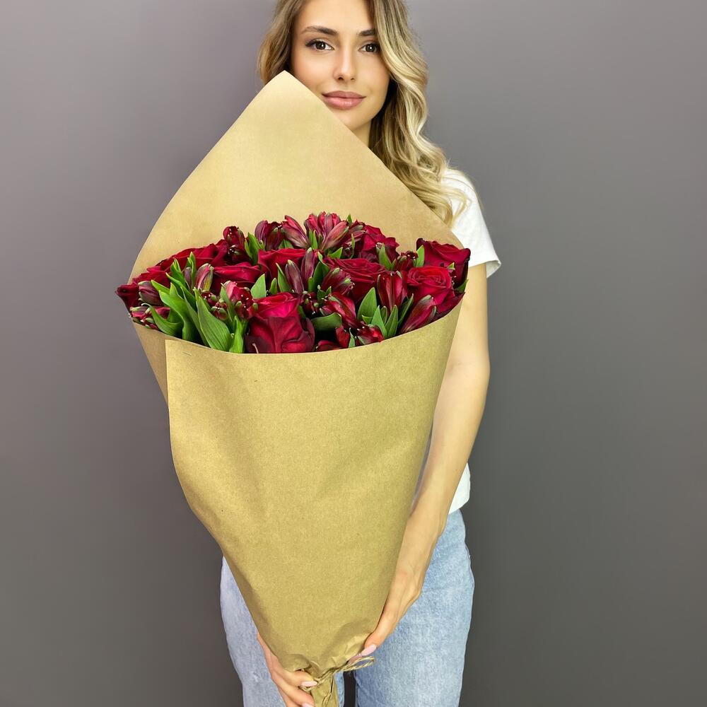 Букет «Стрелиция» – гармония из красных роз и белых альстромерий  Чаплыгин Липецкая область