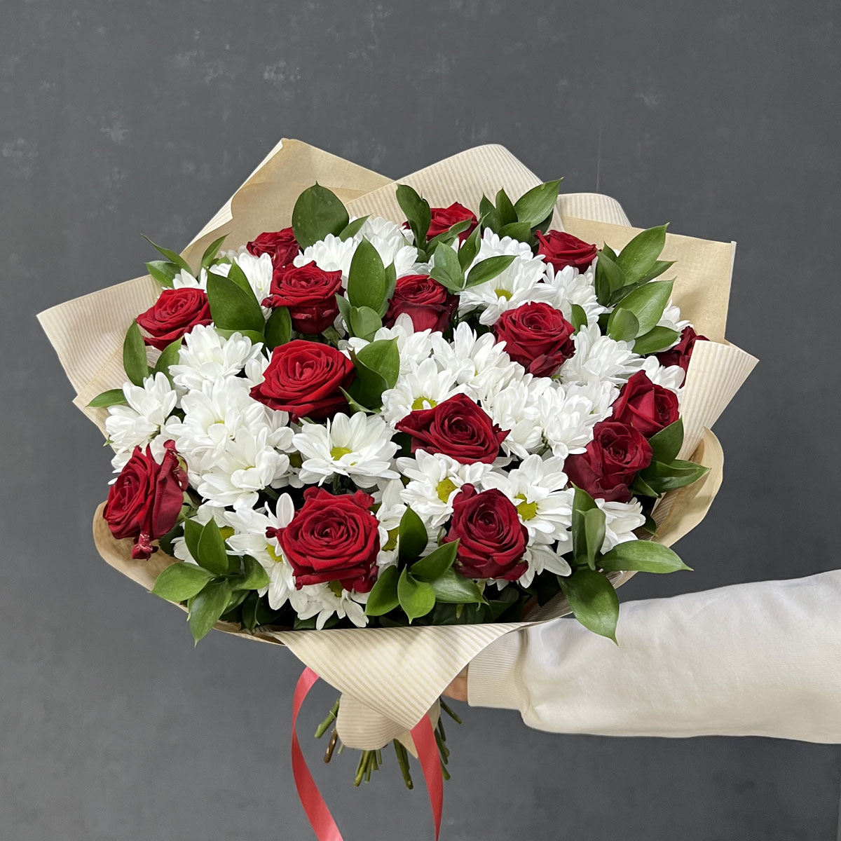 Букет «Романтика» — гармония красных роз и белоснежных хризантем Чаплыгин Липецкая область