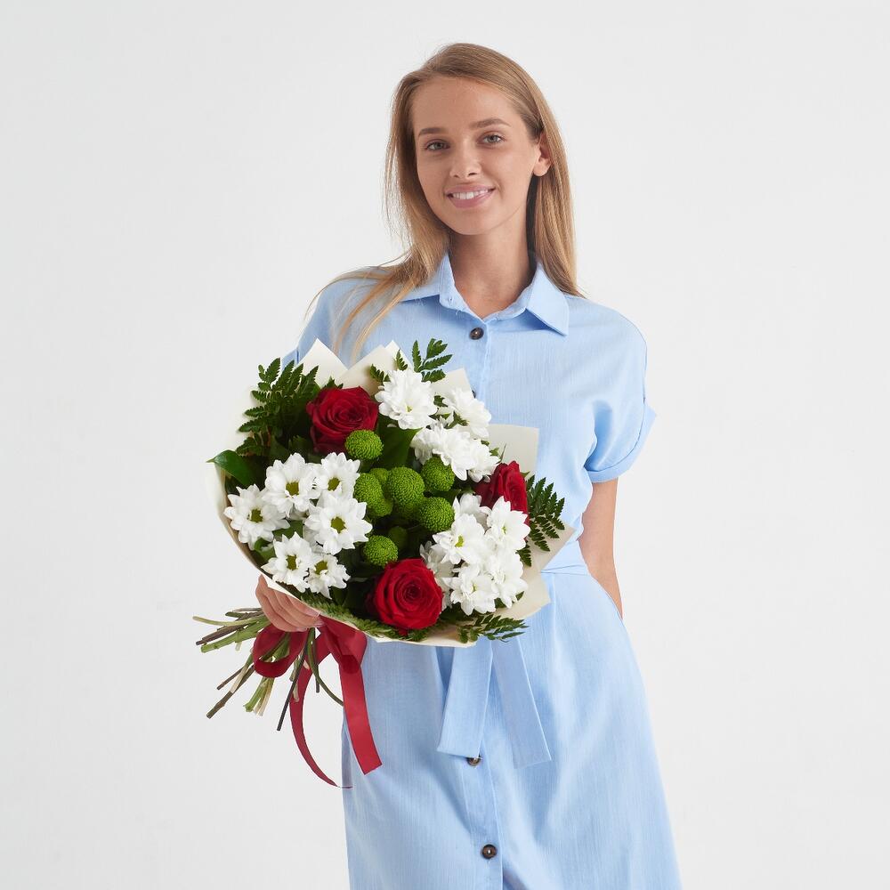 Букет «Настроение» – гармония красных эквадорских роз и нежных хризантем Чаплыгин Липецкая область