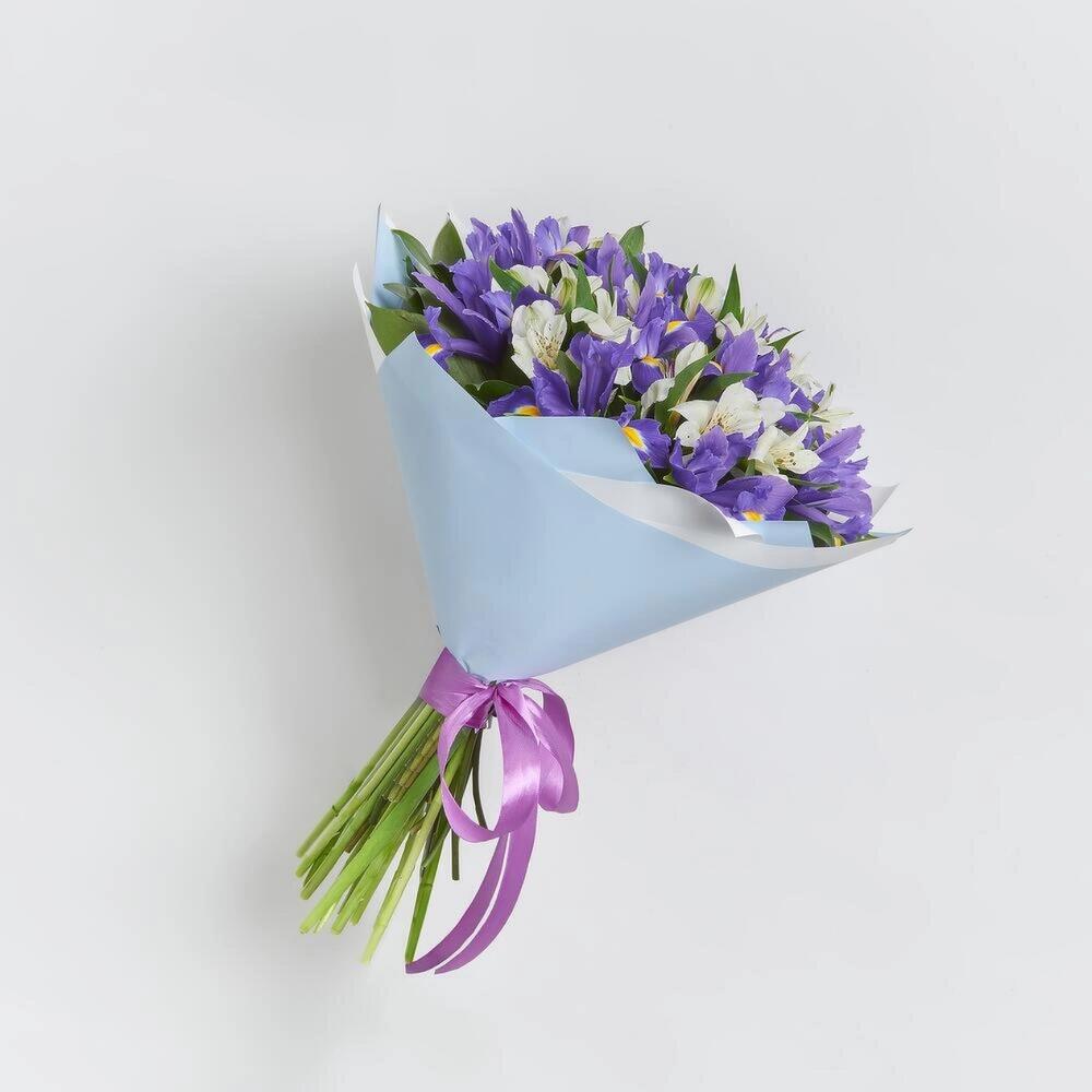 Букет «Вечернее дыхание»  – загадочная гармония синих ирисов и белых альстромерий Чаплыгин Липецкая область