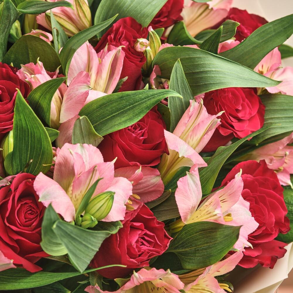 Букет «Нежность слов» — гармония красных роз и нежных альстромерий Чаплыгин Липецкая область
