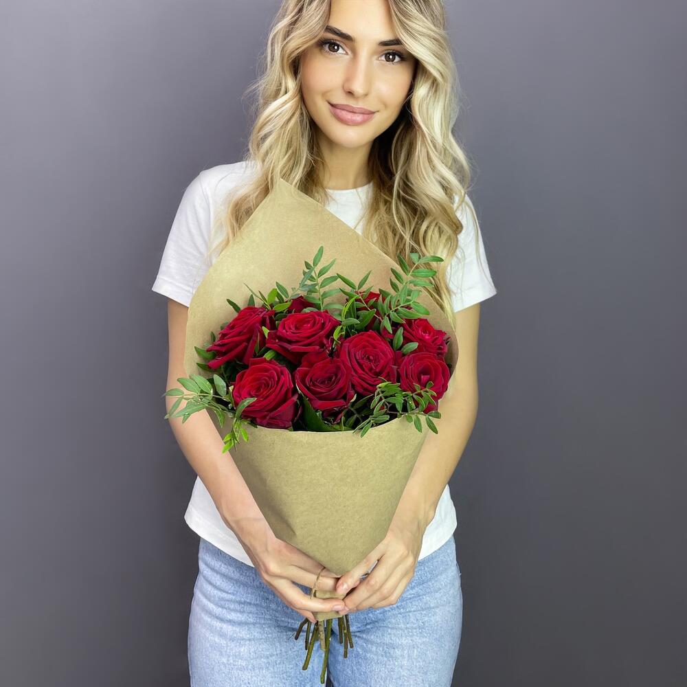 Букет из 9 красных роз с фисташкой – гармония страсти и свежести Чаплыгин Липецкая область