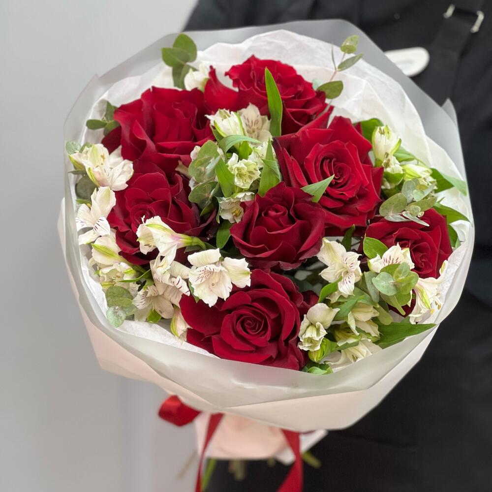 Букет «Любимой» – 7 эквадорских роз и белых альстромерий Чаплыгин Липецкая область