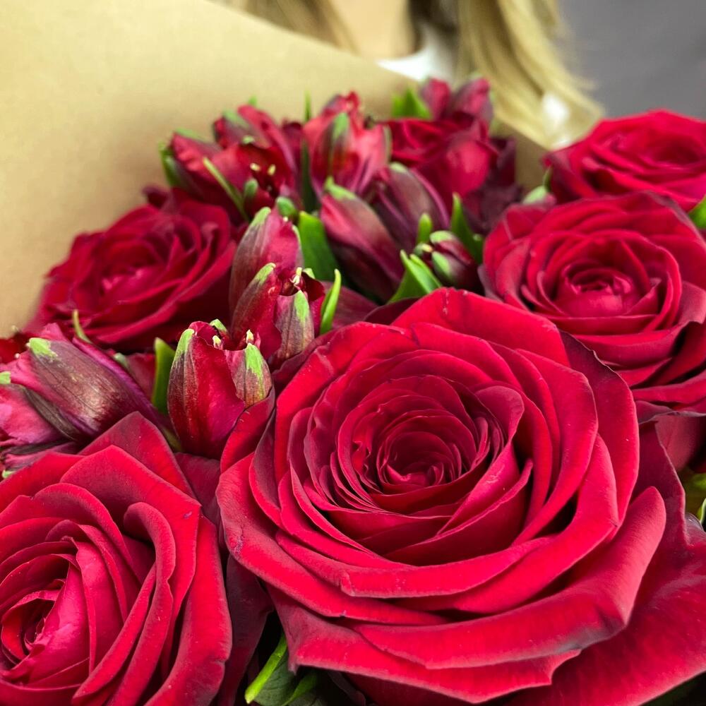 Букет «Страсть» – гармония красных роз и нежных альстромерий Чаплыгин Липецкая область
