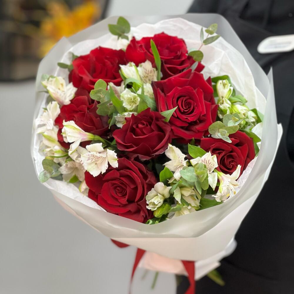Букет «Любимой» – 7 эквадорских роз и белых альстромерий Чаплыгин Липецкая область