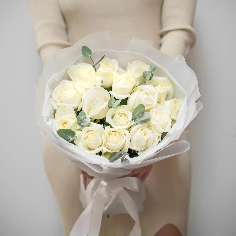 Букет из 15 белых роз с эвкалиптом – чистота и изысканность Чаплыгин Липецкая область