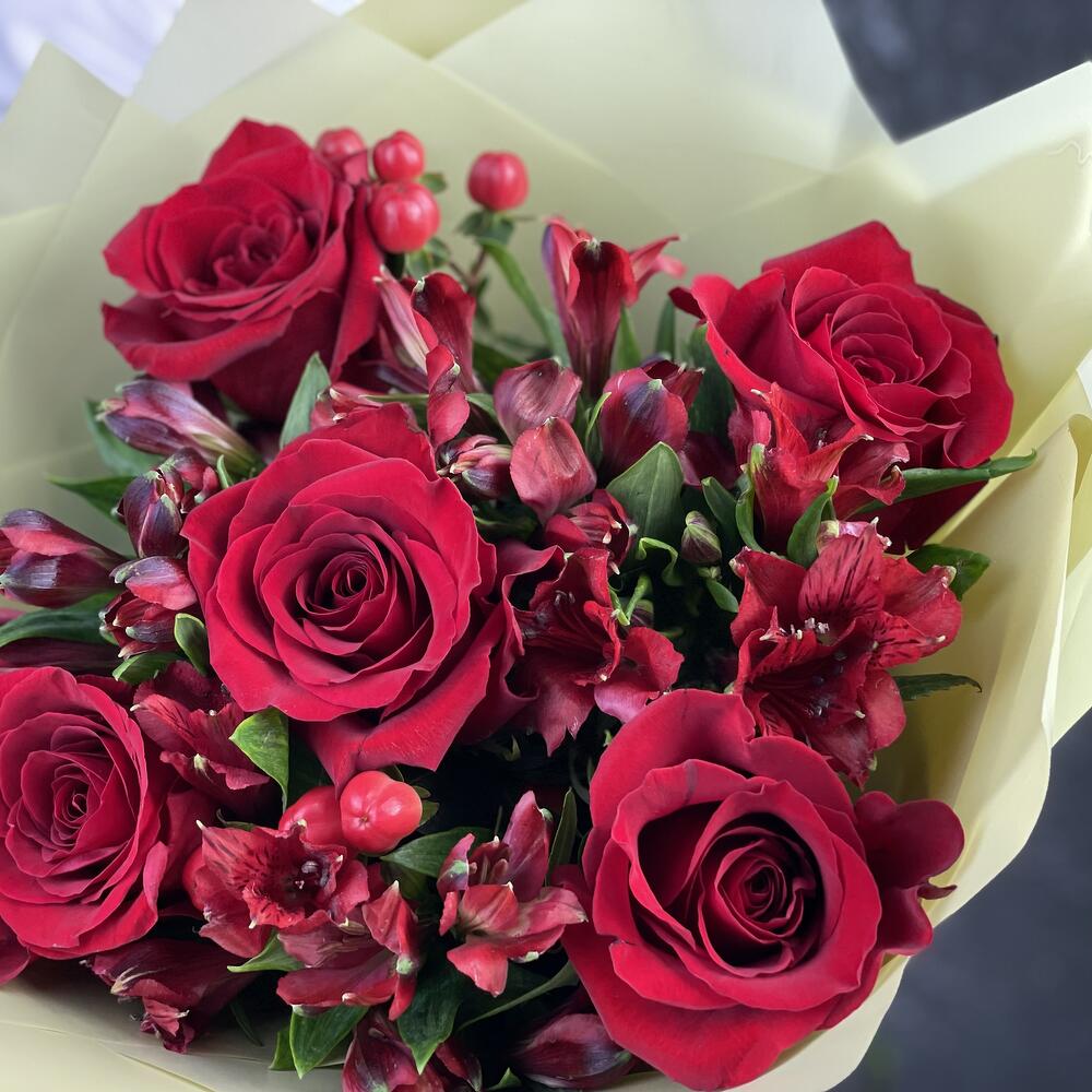 Букет «Бордо» – сочетание красных эквадорских роз и благородных альстромерий Чаплыгин Липецкая область