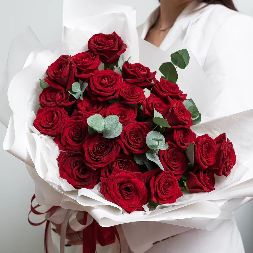Роскошный букет из 25 красных роз с эвкалиптом – королевский подарок  Чаплыгин Липецкая область