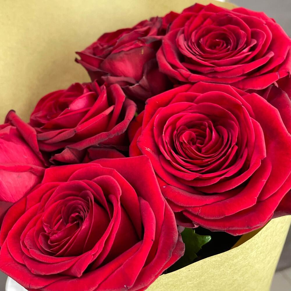 Букет из 7 красных роз в крафте – страсть в стильной упаковке Чаплыгин Липецкая область