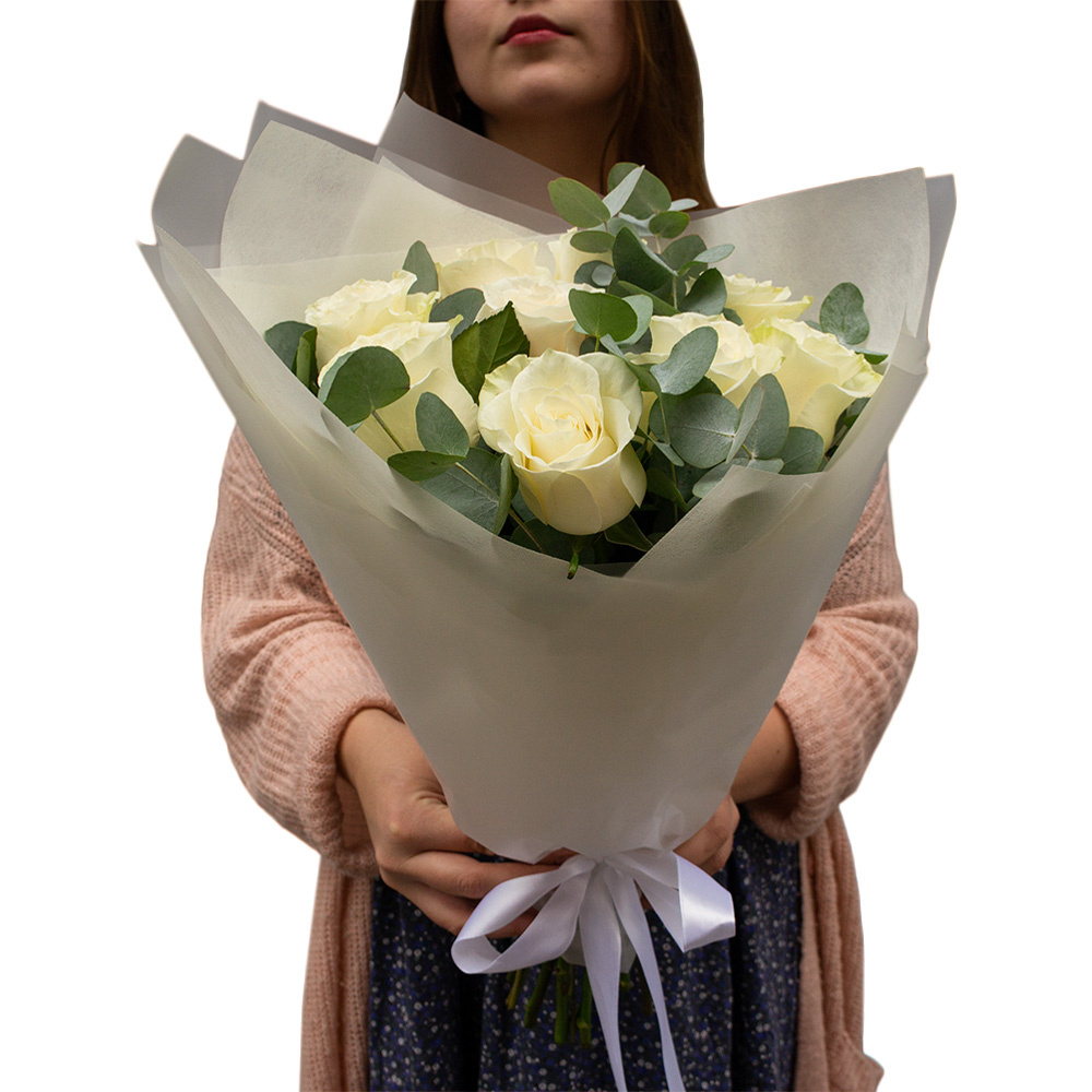 Элегантный букет из 9 белых роз с эвкалиптом – воплощение совершенства Чаплыгин Липецкая область