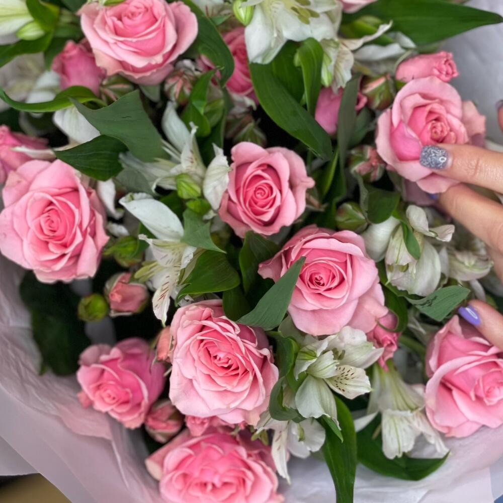 Букет «Розовый фламинго» – нежность розовых кустовых роз и белых альстромерий Чаплыгин Липецкая область